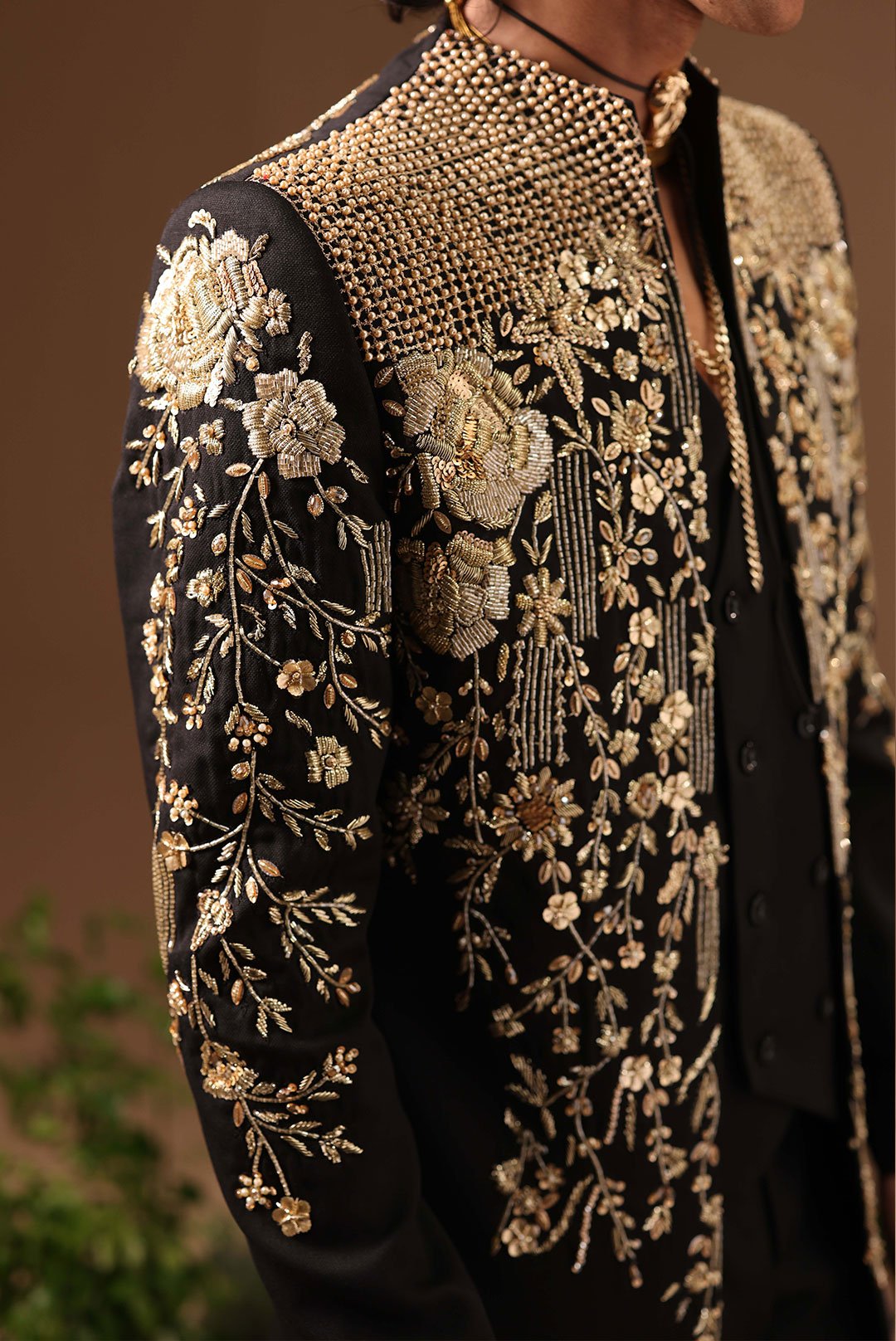 BLACK EMBELLISHED COAT WITH GOLDEN DETAILS - Image 4