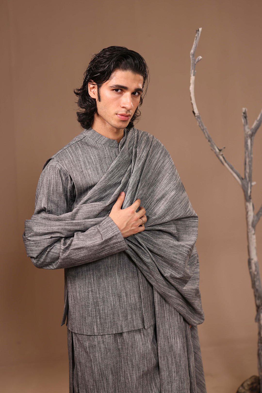 TEXTURED SUIT WITH MATCHING WAISTCOAT AND SHAWL - Image 3