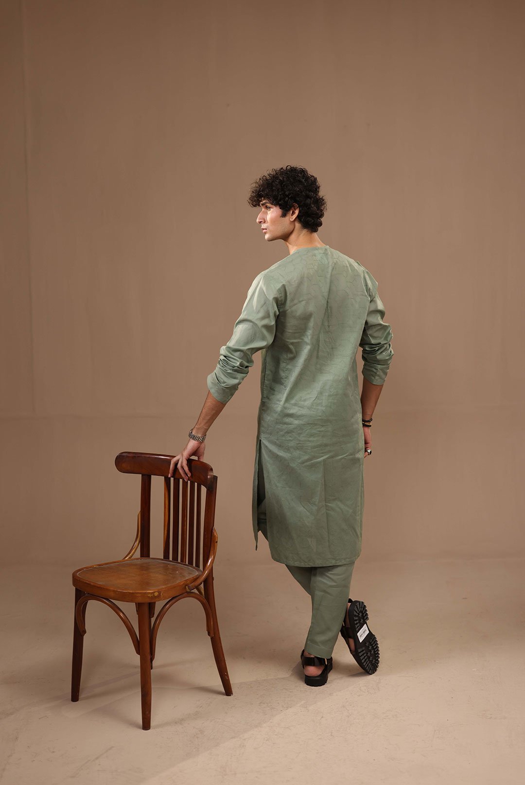 EMBROIDED KURTA SUIT - Image 3