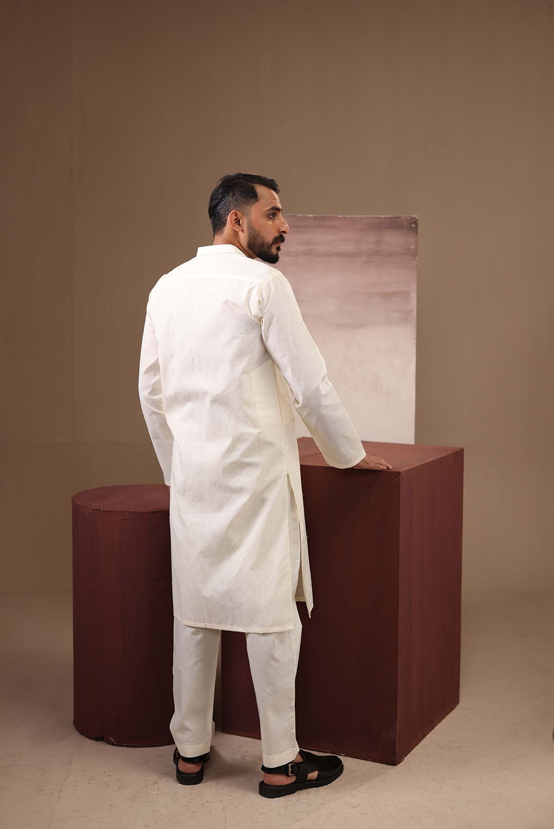 EMBROIDED KURTA SUIT - Image 3