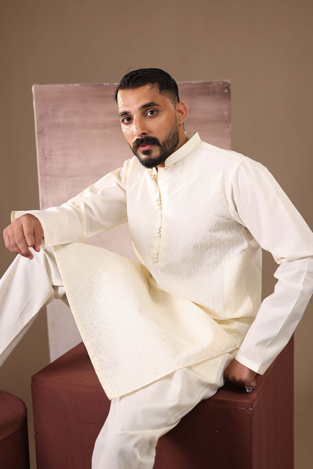 EMBROIDED KURTA SUIT - Image 4