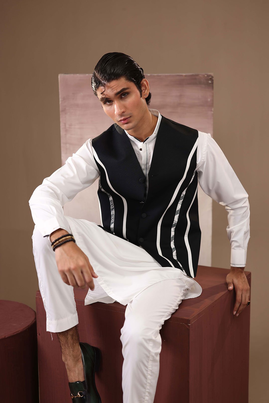 BLACK CLASSIC CUT WAISTCOAT - Image 2