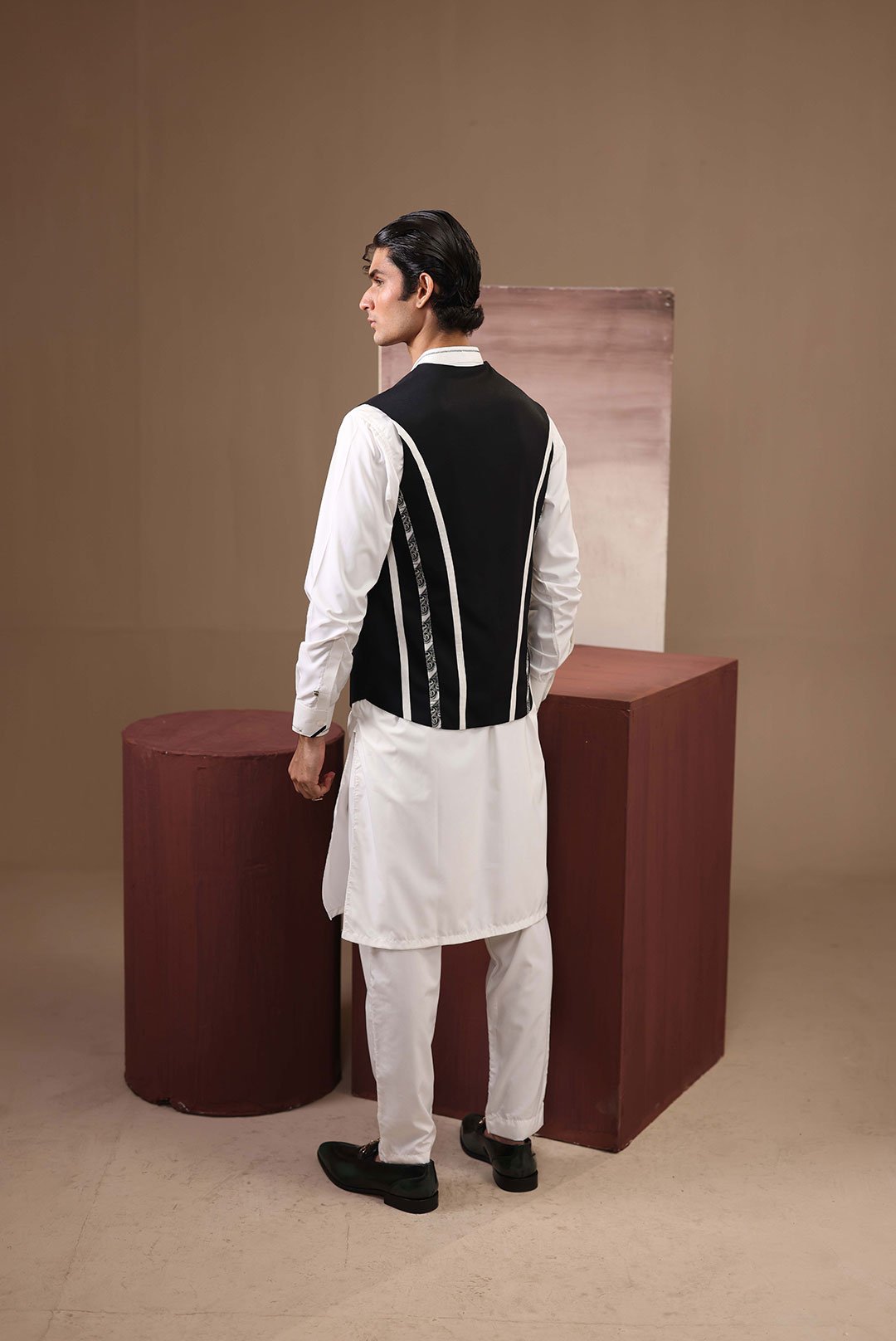 BLACK CLASSIC CUT WAISTCOAT - Image 3