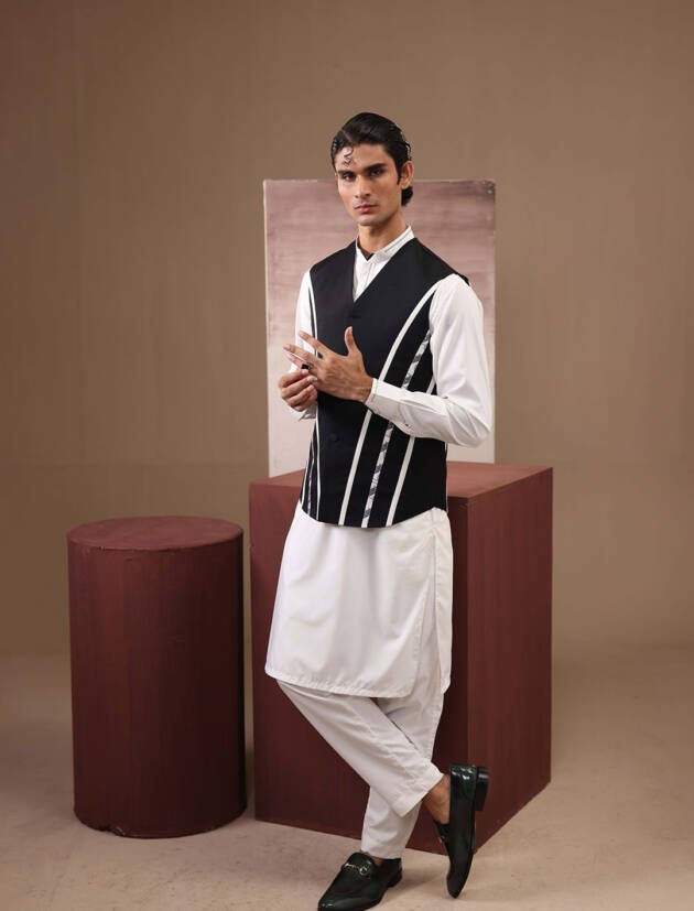 BLACK CLASSIC CUT WAISTCOAT