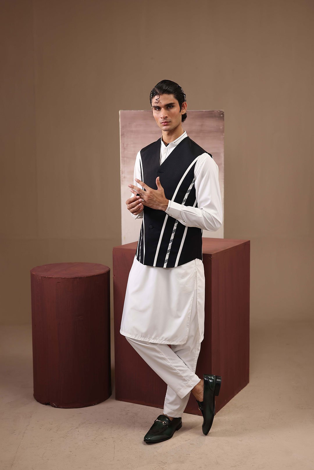 BLACK CLASSIC CUT WAISTCOAT