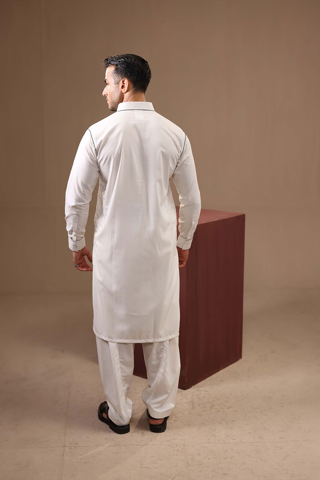 CLASSIC OFF-WHITE KAMEEZ SHALWAR - Image 2